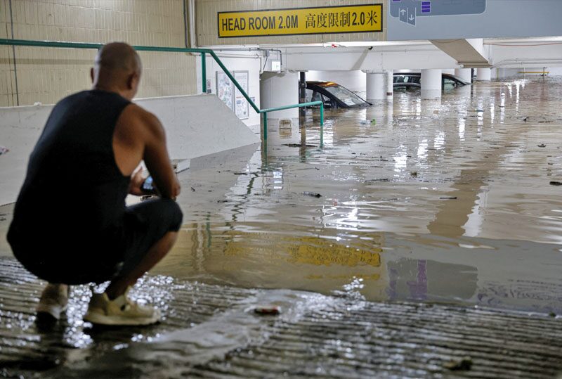 ฮ่องกง “ฝนถล่ม” หนักสุดในรอบ 140 ปี-น้ำท่วมสถานีรถไฟใต้ดิน “เซินเจิ้น” ก็สาหัส