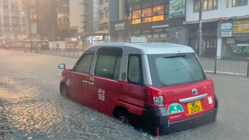 ฮ่องกง “ฝนถล่ม” หนักสุดในรอบ 140 ปี-น้ำท่วมสถานีรถไฟใต้ดิน “เซินเจิ้น” ก็สาหัส