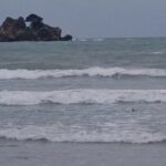 ปักธงแดงชายหาด ประกาศห้ามลงเล่นน้ำ อากาศแปรปรวน คลื่นสูงลมแรง หวั่นเกิดอันตราย