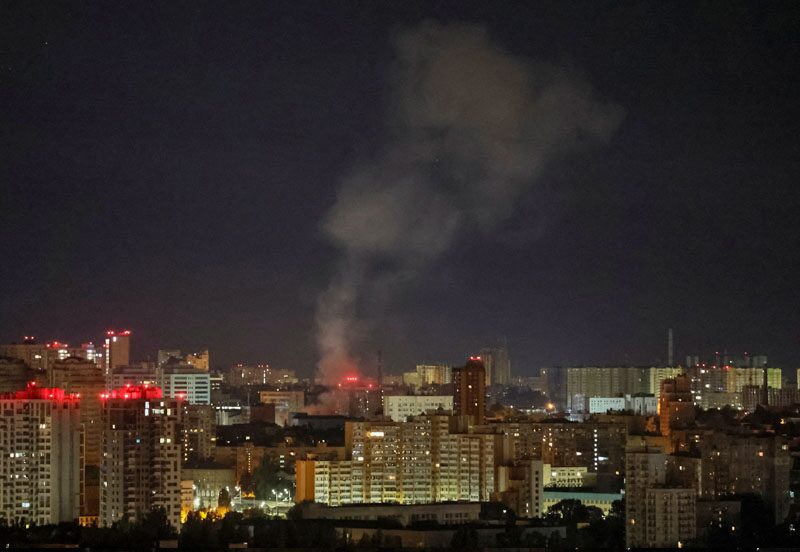 รัสเซียส่งโดรน “รัวโจมตี” กรุงเคียฟ ยูเครนยิงทิ้งเรียบ-เตือนประชาชนระวังซากตกใส่
