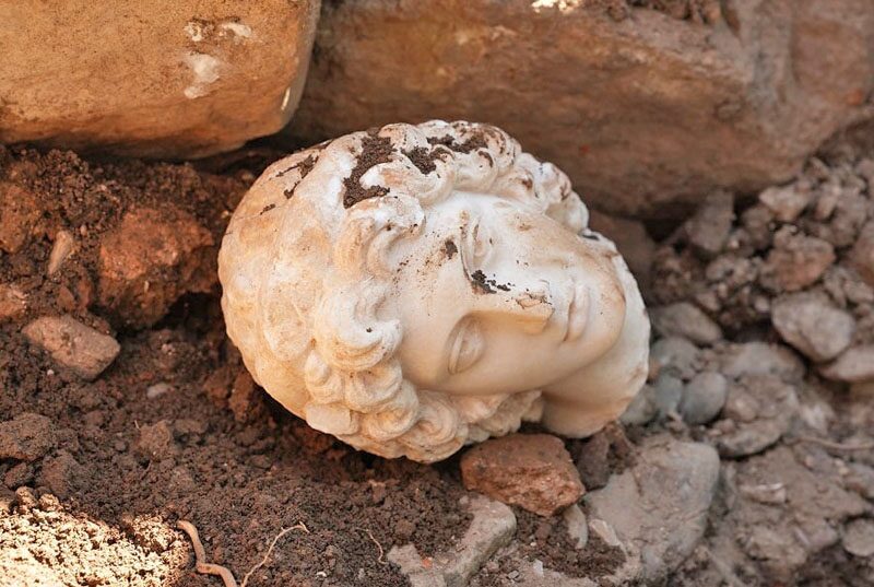 ตุรกีขุดพบรูปสลักหินอ่อนศีรษะ “อเล็กซานเดอร์มหาราช” จากคริสต์ศตวรรษที่ 2