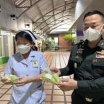 “ผอ.อผศ.” รับมอบผักโครงการหลวง ทำอาหารให้ผู้ป่วย-บุคลากรแพทย์ รพ.ทหารผ่านศึก