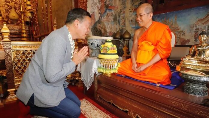 กราบพระพุทธสิหิงห์