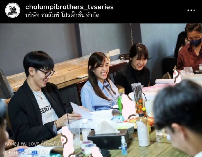 คนหลายคนนั่งร่วมโต๊ะกัน