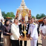 ปลัดกระทรวงวัฒนธรรมร่วมพิธียกช่อดอกไม้ทองคำ