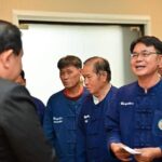 เกษตรกรแห่ให้กำลังใจ รมช.เกษตรฯ ไชยา ให้แก้ปัญหาเกษตรกร