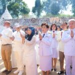 ปลัดกระทรวงวัฒนธรรมร่วมพิธียกช่อดอกไม้ทองคำ