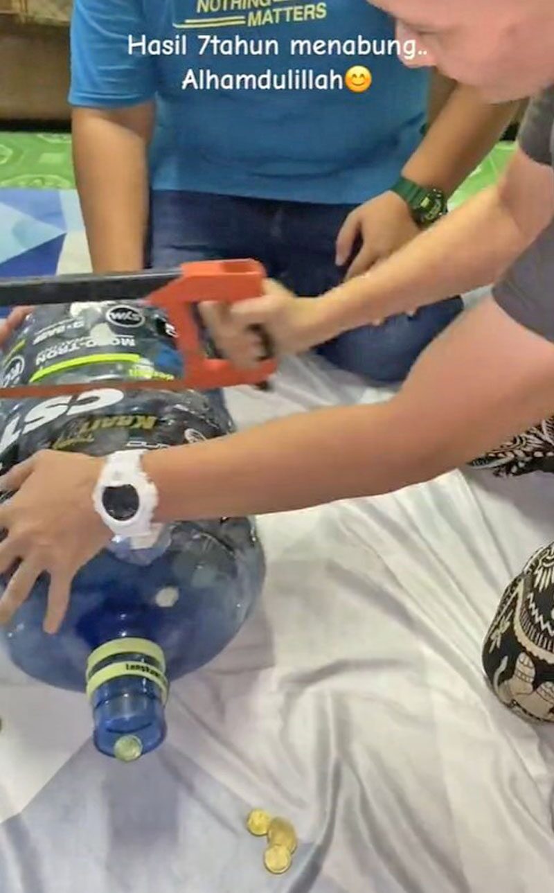 ชายมาเลเซีย “ออมเหรียญ” ใส่ถังน้ำลิตรเก็บนาน 7 ปี-มากพอซื้อไอโฟน 14