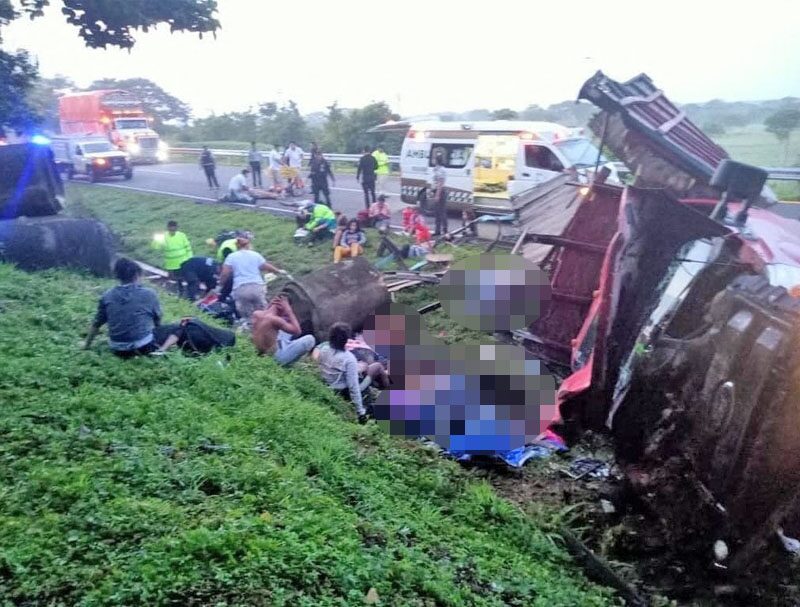 รถบรรทุกผู้อพยพ “ไถลพลิกตะแคง” คร่าแล้ว 10 ศพ-บาดเจ็บอื้อ ล่าคนขับหลบหนี