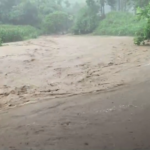 ฝนตกหนัก แม่น้ำจันระดับน้ำเพิ่มสูง เกิดน้ำป่าหลาก ดินสไลด์หลายจุด เร่งสำรวจความเสียหาย