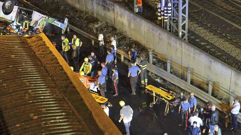 บัสทัวร์เวนิส “ดิ่งสะพาน” ตกกระแทกถนน-พังยับ ดับแล้ว 21 ราย-เจ็บอีก 18 คน