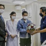 'นายแพทย์ทศพร' รุดเยี่ยมผู้ได้รับบาดเจ็บ เหตุกราดยิงพารากอน