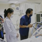'นายแพทย์ทศพร' รุดเยี่ยมผู้ได้รับบาดเจ็บ เหตุกราดยิงพารากอน