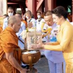 “ผบ.ทร.” นำกำลังพลทำบุญตักบาตรถวายเป็นพระราชกุศล ในหลวงรัชกาลที่ 9