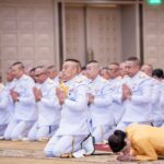 “ผบ.ทร.” นำกำลังพลทำบุญตักบาตรถวายเป็นพระราชกุศล ในหลวงรัชกาลที่ 9