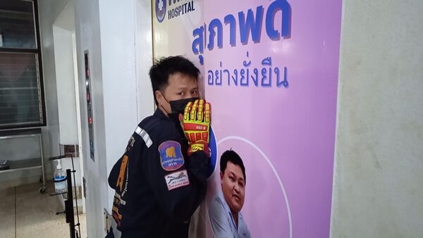 3 ชีวิตสุดระทึก ติดลิฟต์ โรงพยาบาลตราดเกือบครึ่งชั่วโมง เจ้าหน้าที่เร่งงัดช่วยเหลือ