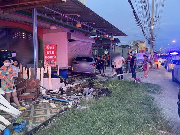 หนุ่มขับรถไปรับแฟนกลับบ้าน โรคลมชักกำเริบ สาวตัดสินใจหักพวงมาลัย พุ่งชนบ้านข้างทางพังยับ