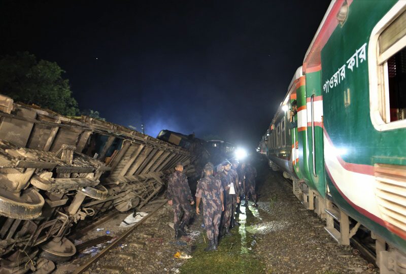 รถไฟสินค้า “ชนท้าย” รถไฟโดยสารพลิกคว่ำ 3 ตู้ บังกลาดับแล้ว 17 ศพ-เจ็บครึ่งร้อย!