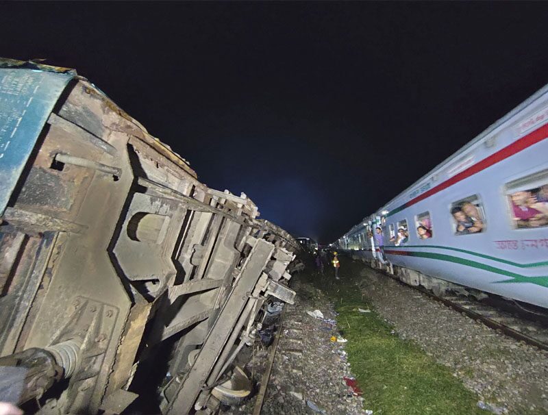 รถไฟสินค้า “ชนท้าย” รถไฟโดยสารพลิกคว่ำ 3 ตู้ บังกลาดับแล้ว 17 ศพ-เจ็บครึ่งร้อย!