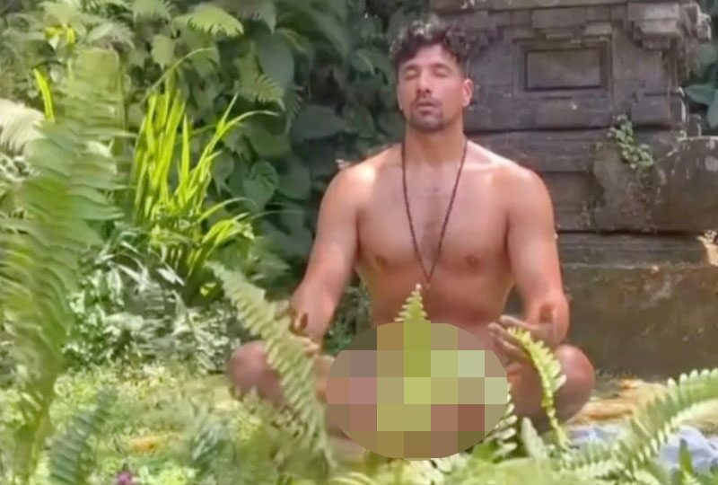 อินโดนีเซียล่า “หนุ่มนักท่องเที่ยว” สุดวิตถาร-แก้ผ้านั่งสมาธิต่อหน้าศาลฮินดู