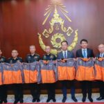 ทบ. รับมอบเสื้อกันหนาว 10,000 ตัว แจกให้ผู้ประสบภัยหนาว ภาคเหนือ-อีสาน