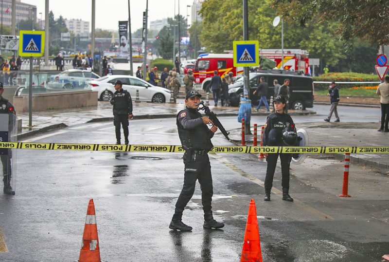ตุรกีระทึก “ระเบิดพลีชีพ” ใกล้รัฐสภา ตำรวจเจ็บ 2 นาย-ชี้เป็นเหตุก่อการร้าย!
