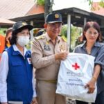 นายกเทศมนตรีตำบลดอนฉิมพลีรับมอบถุงยังชีพชุดธารน้ำใจ