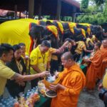 สวนนงนุช น้อมรำลึกในวันนวมินทรมหาราช  นำช้าง 9 เชือก ร่วมทำบุญตักบาตร 