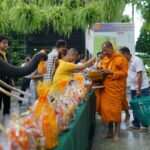 สวนนงนุช น้อมรำลึกในวันนวมินทรมหาราช  นำช้าง 9 เชือก ร่วมทำบุญตักบาตร 