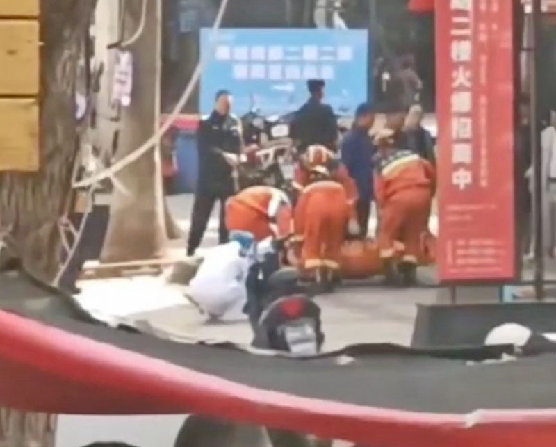 ลิฟต์ในห้างจีน “ดิ่งตก” ร่วงจากชั้น 4 กระแทกพื้น ดับแล้ว 3 ศพ-เจ็บอีก 17 คน!