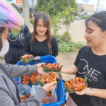 พลิกวิกฤตน้ำท่วม ชาวนาจับปูนาก้ามใหญ่ ต้มใส่กระทงใบตองขาย สร้างรายได้งาม