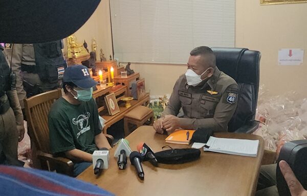 ตำรวจ สภ.เมืองนครปฐม นำตัว ลูกหนี้โหด ทำแผนประกอบคำรับสารภาพ ปาดคอเจ้าหนี้ดับ อ้างแค้นถูกขู่ฆ่าแม่