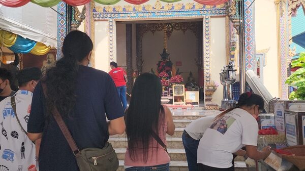 แห่กราบไหว้ขอพร ท้าวเวสสุวรรณ วัดกลางบางพระ จุดธูป-ล้วงไหได้เลขเด็ด สาวโรงงาน เผยเรื่องปาฏิหาริย์