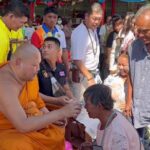งวดนี้มาแน่! คอหวยแห่ส่องขันน้ำมนต์ วันเปลี่ยนอังสะหลวงพ่อผอม เห็นเลขเด็ด-เล็งเสี่ยงโชค