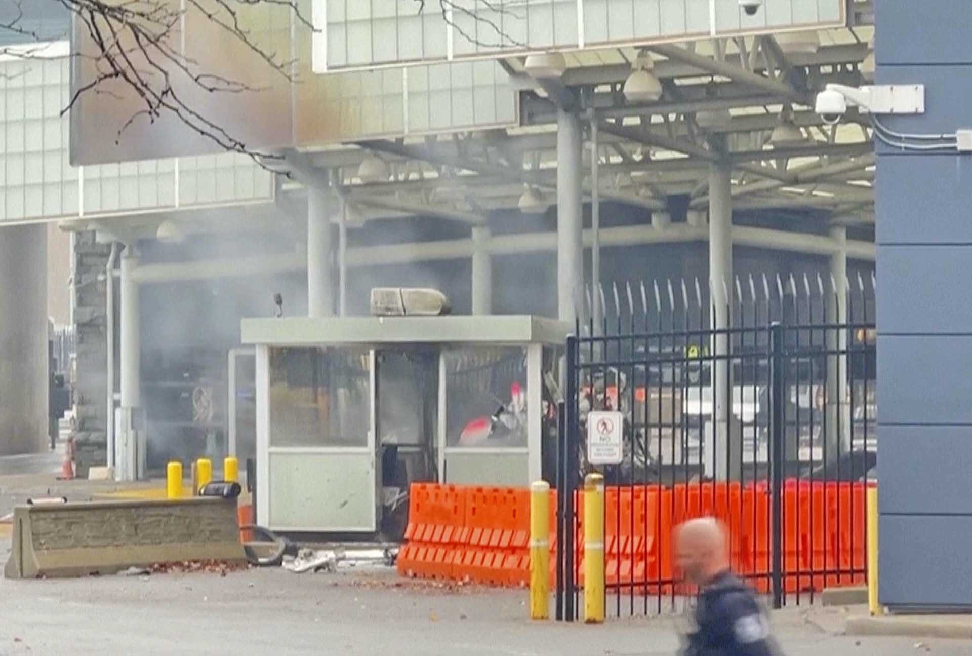 ระทึกชายแดน! รถพุ่งชนรั้วด่านใกล้ “น้ำตกไนแอการา” เผาวอด-ย่างสด 2 ศพ