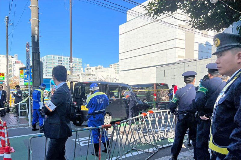 ตำรวจญี่ปุ่นจับ “ลุงขับรถชนรั้ว” ใกล้สถานทูตอิสราเอล เผยเป็นสาชิกกลุ่มเอียงขวา