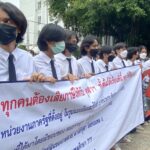 จบยาก! น.ศ.-ศิษย์เก่า อุเทนฯ กว่า150 คน รวมตัวค้านย้ายออกจากพื้นที่ ตร.ตรึงกำลังเข้ม ดูแลความสงบ