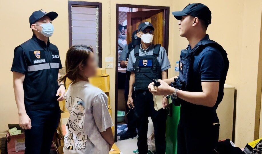 ตม.รวบแม่ค้าออนไลน์ขายอาหารเสริมเถื่อน จับหนุ่มอินโด ปล่อยเช่ารถหรู  ก่อนเชิดหนีขายต่อ - ข่าวสด