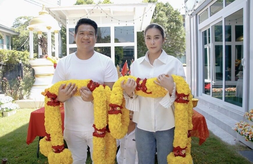 ใหม่ สุคนธวา ตั้งท่าร่ายรำ