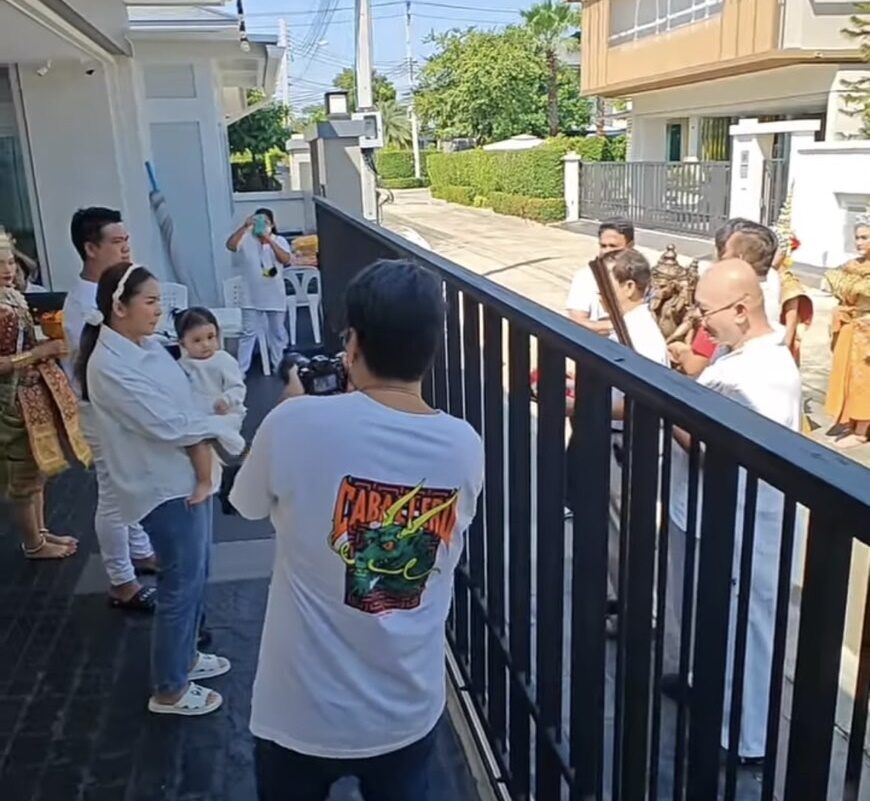 ใหม่ สุคนธวา ตั้งท่าร่ายรำ