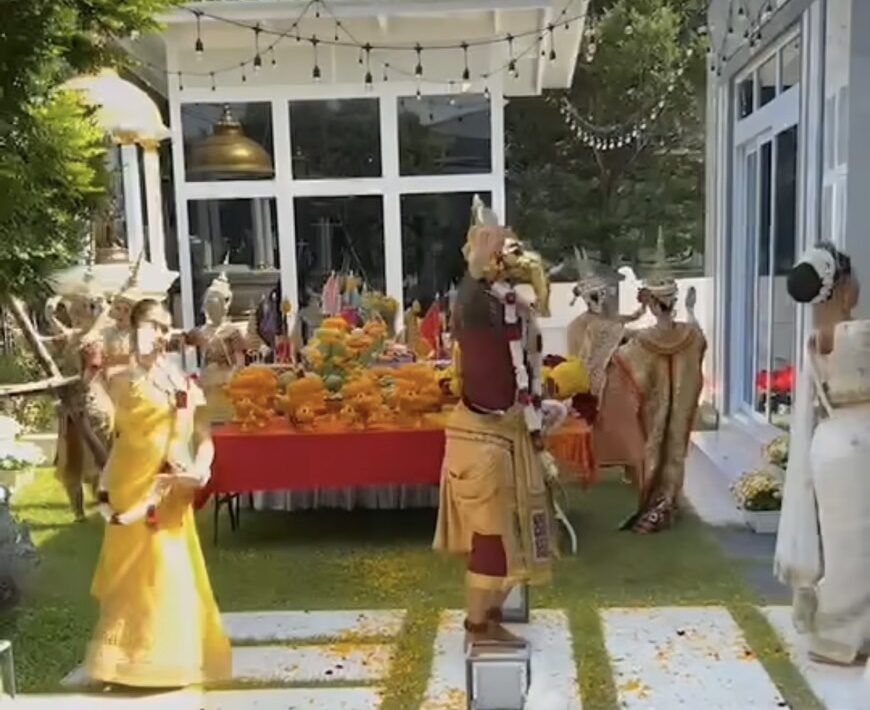ใหม่ สุคนธวา ตั้งท่าร่ายรำ