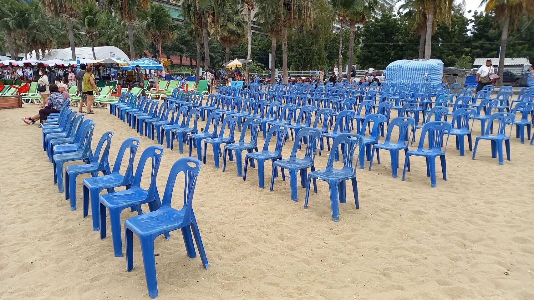 เมืองพัทยา จัดระเบียบร่มเตียงชายหาด สั่งลงดาบคิดค่าบริการเกินราคา พักกิจการ