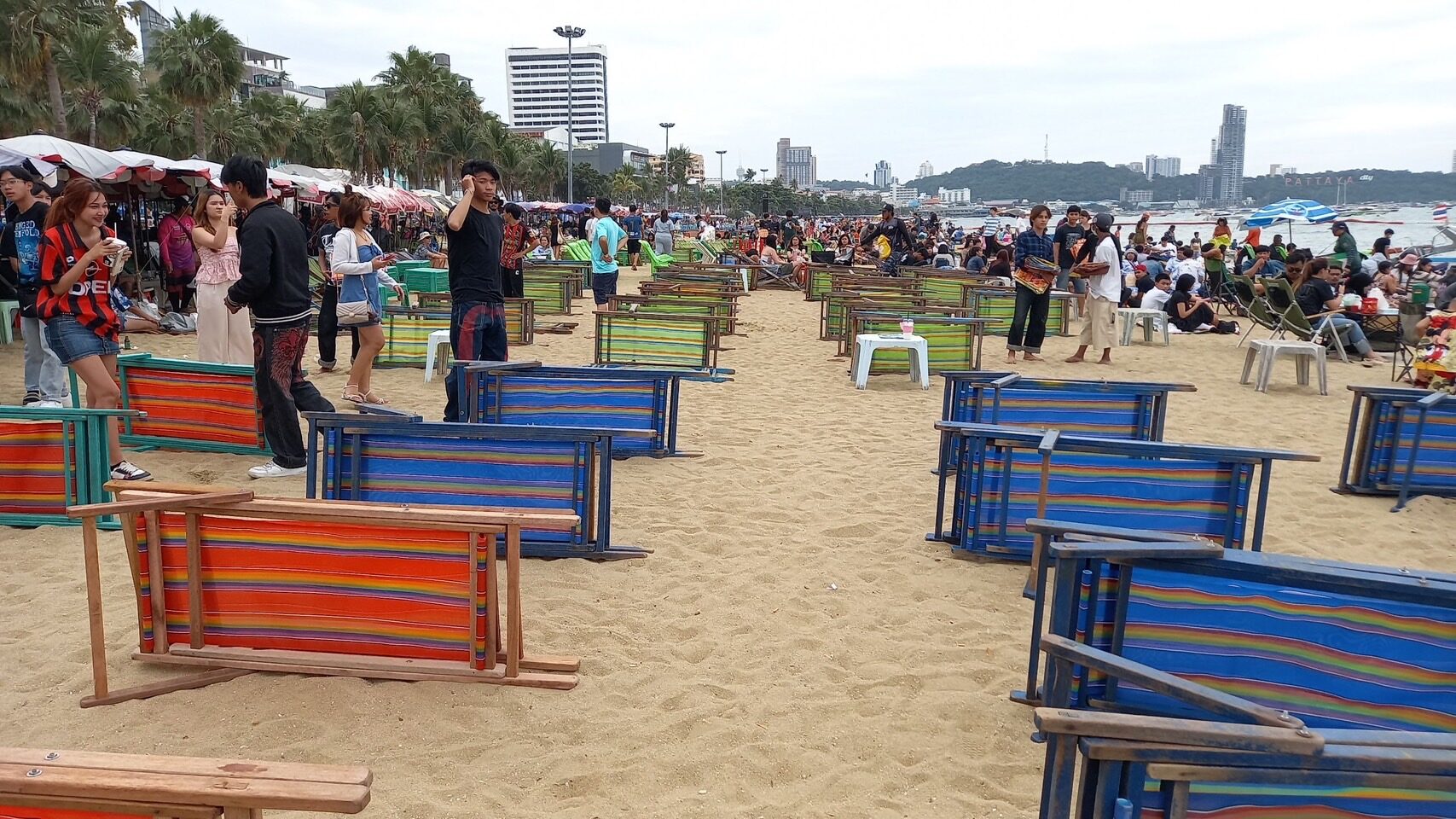 เมืองพัทยา จัดระเบียบร่มเตียงชายหาด สั่งลงดาบคิดค่าบริการเกินราคา พักกิจการ