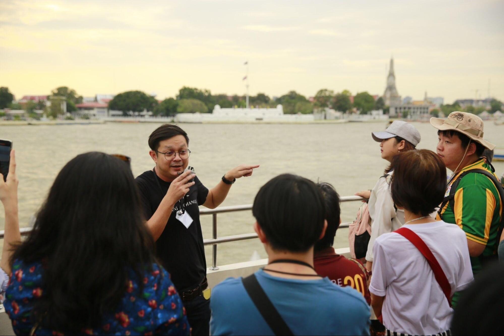 ศิริพจน์ เหล่ามานะเจริญ พาผู้ร่วมทริปเดินทัวร์ย่านกรุงเก่า