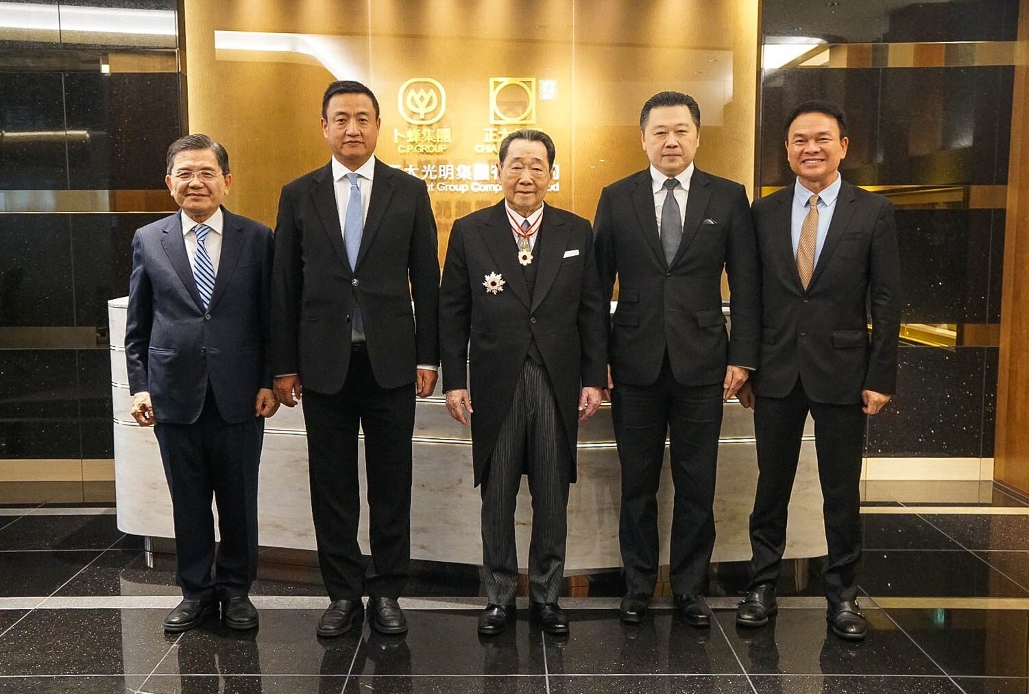 นายสุภกิต เจียรวนนท์ ประธานกรรมการ เครือเจริญโภคภัณฑ์ พร้อมด้วย นายหยาง เสี่ยวผิง รองประธานอาวุโส เครือเจริญโภคภัณฑ์  นายโรเบิร์ต เหอ  และนายโจ ชิบิน ร่วมแสดงความยินดีในโอกาสที่นายธนินท์ เจียรวนนท์ ได้รับเครื่องราชฯ ชั้นสูงจากญี่ปุ่น