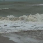 หาดสมิหลาวิกฤต มรสุมแรง คลื่นสูง ปักธงแดงชายหาด ห้ามเล่นน้ำทะเลเด็ดขาด
