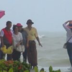 หาดสมิหลาวิกฤต มรสุมแรง คลื่นสูง ปักธงแดงชายหาด ห้ามเล่นน้ำทะเลเด็ดขาด