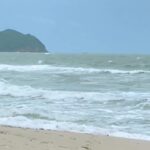 หาดสมิหลาวิกฤต มรสุมแรง คลื่นสูง ปักธงแดงชายหาด ห้ามเล่นน้ำทะเลเด็ดขาด