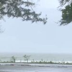 หาดสมิหลาวิกฤต มรสุมแรง คลื่นสูง ปักธงแดงชายหาด ห้ามเล่นน้ำทะเลเด็ดขาด