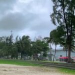 หาดสมิหลาวิกฤต มรสุมแรง คลื่นสูง ปักธงแดงชายหาด ห้ามเล่นน้ำทะเลเด็ดขาด